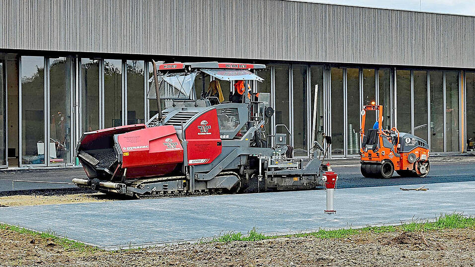 Rund um die Baustelle zum Neubau vom Feuerwehrhaus finden aktuell Asphaltarbeiten statt.