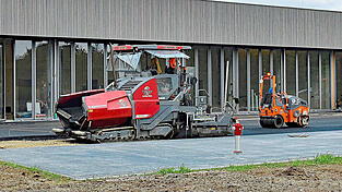 Rund um die Baustelle zum Neubau vom Feuerwehrhaus finden aktuell Asphaltarbeiten statt.