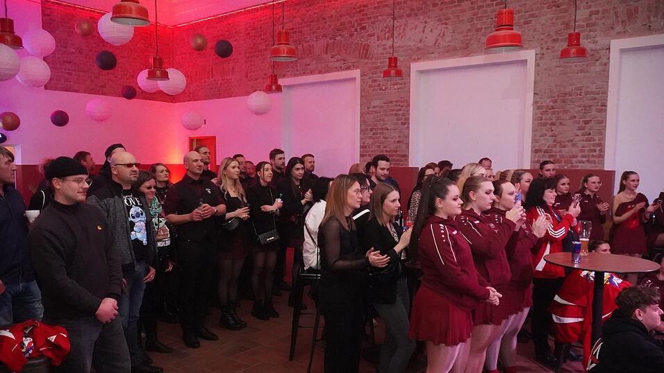 Ganz gefesselt waren die Besucher von den Auftritten, viele filmten mit.