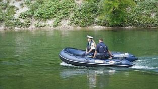 An der Isar hat die Polizei Schlauchboote kontrolliert - und einige Verstöße festgestellt. An der Isar hat die Polizei Schlauchboote kontrolliert - und einige Verstöße festgestellt.