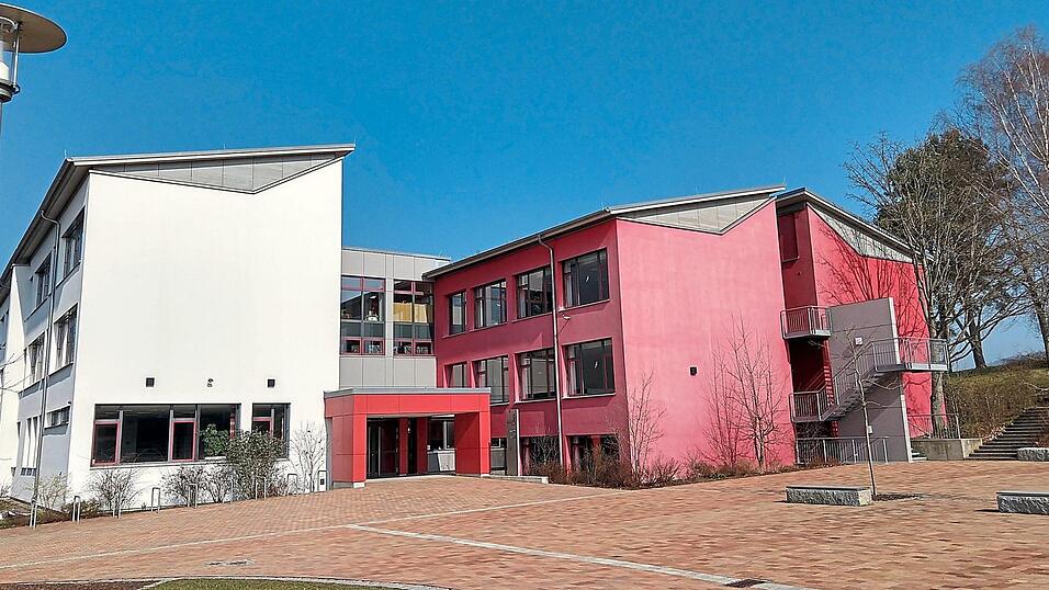 Auch die Realschule Waldmünchen ist wegen der Corona-Pandemie; die 274 Schüler lernen zuhause. Auch die Realschule Waldmünchen ist wegen der Corona-Pandemie; die 274 Schüler lernen zuhause.