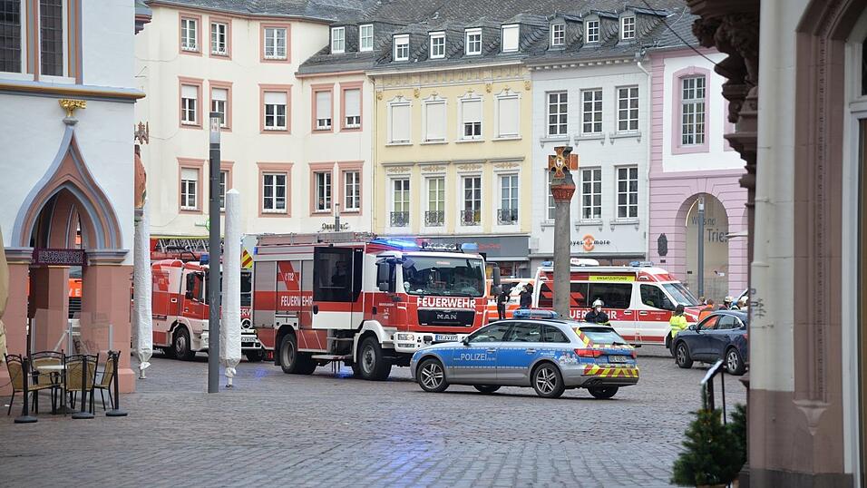 In der Fu&szlig;g&auml;ngerzone in Trier ist ein Auto in eine Menschenmenge gefahren. Zwei Fu&szlig;g&auml;nger wurden dabei t&ouml;dlich verletzt.