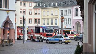 In der Fußgängerzone in Trier ist ein Auto in eine Menschenmenge gefahren. Zwei Fußgänger wurden dabei tödlich verletzt. In der Fußgängerzone in Trier ist ein Auto in eine Menschenmenge gefahren. Zwei Fußgänger wurden dabei tödlich verletzt.