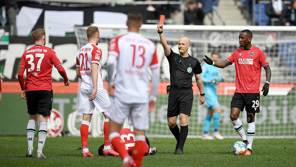 Entscheidende Szene: Carlo Boukhalfa erhält in der 27. Minute die Rote Karte. Entscheidende Szene: Carlo Boukhalfa erhält in der 27. Minute die Rote Karte.