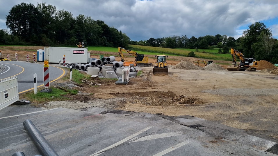 In der Nacht von Samstag auf Sonntag wurden auf der Baustelle 'Kreisverkehr' zwei verdächtige Männer beobachtet. Später konnte einer der beiden in einem nahegelegenen Maisfeld gefasst werden. In der Nacht von Samstag auf Sonntag wurden auf der Baustelle 'Kreisverkehr' zwei verdächtige Männer beobachtet. Später konnte einer der beiden in einem nahegelegenen Maisfeld gefasst werden.