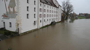 Die Donau in Straubing führt derzeit deutlich mehr Wasser als sonst. Einzelne Wege am Ufer sind bereits überflutet - wie hier beim Herzogsschloss. 
