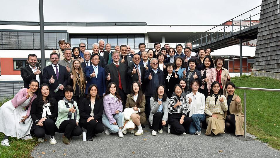 Die Teilnehmer am 3. Chinesisch-Deutschen TCM-Forum auf der Treppe vor dem Sinocur Die Teilnehmer am 3. Chinesisch-Deutschen TCM-Forum auf der Treppe vor dem Sinocur