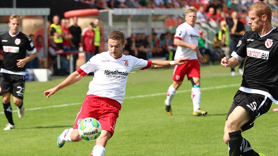 Patrick Lienhard setzt gegen Energie-Verteidiger Uwe M&ouml;hrle zum Schuss am. (Foto: Fabian Ro&szlig;mann)