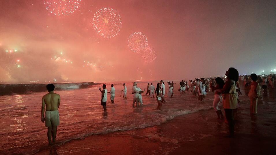 Die Copacabana - ein Anziehungspunkt auch in der Nacht zu Neujahr. Die Copacabana - ein Anziehungspunkt auch in der Nacht zu Neujahr.