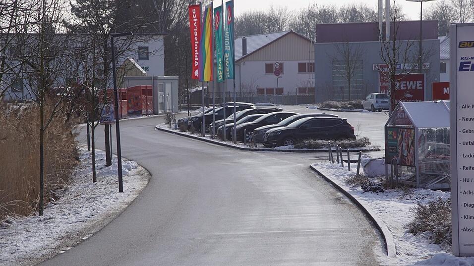 Ist in der Bahnhofstra&szlig;e - entweder auf der Rewe-Seite (rechts) oder auf der Edeka-Seite (links) - ein Fu&szlig;weg denkbar?