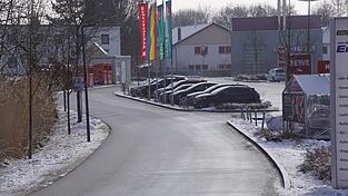Ist in der Bahnhofstra&szlig;e - entweder auf der Rewe-Seite (rechts) oder auf der Edeka-Seite (links) - ein Fu&szlig;weg denkbar?
