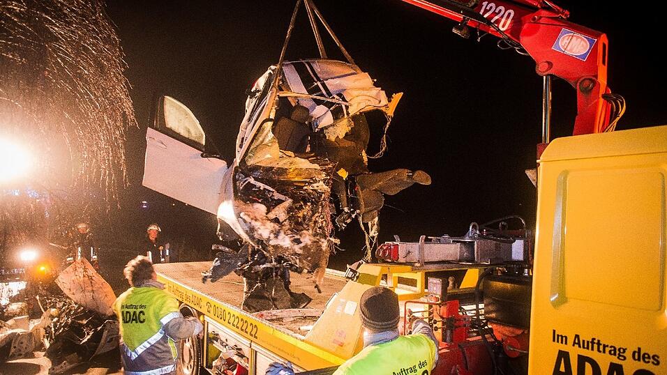 Bei dem Unfall am Freitagabend zwischen Postau und W&ouml;rth an der Isar wurde der Fahrer t&ouml;dlich verletzt.