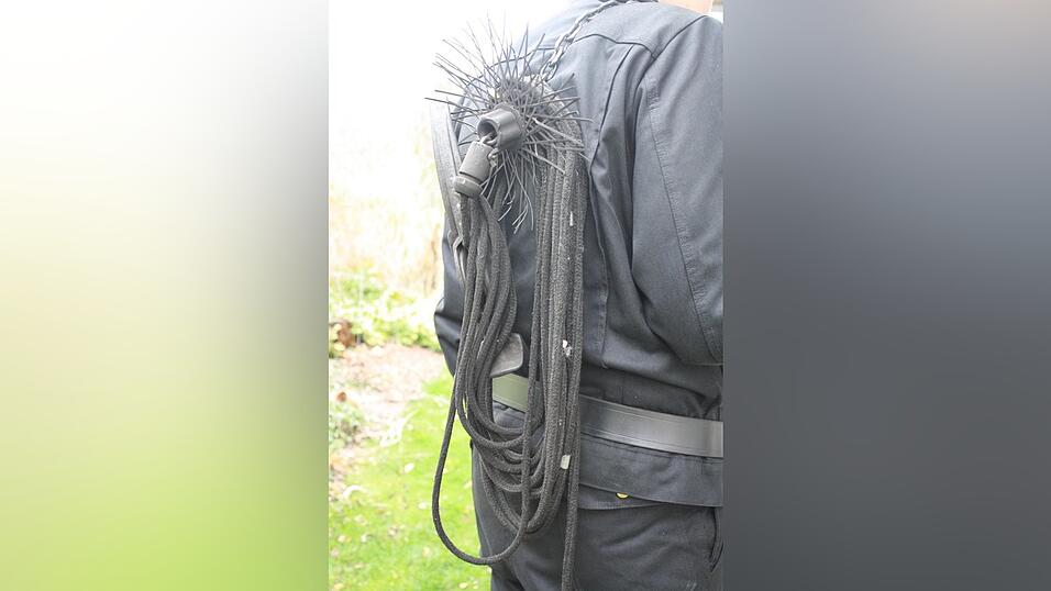 Eine Kehrleine mit einer Kugel als Gewicht zum Kehren vom Dach. Eine Kehrleine mit einer Kugel als Gewicht zum Kehren vom Dach.