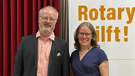 Past-Pr&auml;sidentin Susanne Melichar &uuml;bergibt das Amt an den neuen Pr&auml;sidenten Pfarrer Jens Bartsch.