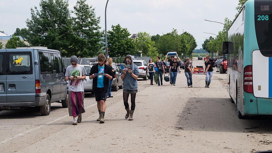 Auf dem Campingplatz lassen es die Pfingst-Open-Air-Besucher richtig krachen, aufgenommen von Regina H&ouml;lzel am Freitag.