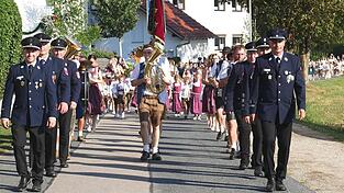 Da kommen sie von der Festmutter, die drei Festvereine beim Jubil&auml;umsfest der FFW Hof, vorne die beiden Festleiter Vorstand Florian Irrgang und Helmut Baumgartner.
