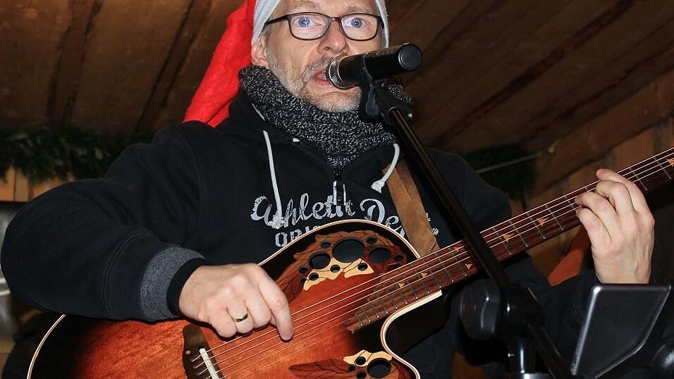 Der idyllische Christkindlmarkt in der Freyung in Landshut zählt zu den schönsten Christkindlmärkten Bayerns. Bei eisigen Temperaturen ist dort insbesondere die Glühwein-Alm natürlich heiß begehrt. Der idyllische Christkindlmarkt in der Freyung in Landshut zählt zu den schönsten Christkindlmärkten Bayerns. Bei eisigen Temperaturen ist dort insbesondere die Glühwein-Alm natürlich heiß begehrt.