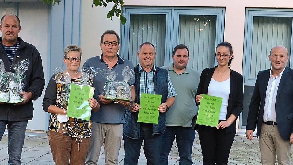Bürgermeister Franz Aster (rechts) gratulierte den fleißigsten Radlern Michael Hilmer, Silvia Voit, Karlheinz Achatz, Georg Wintersperger, Stefan Wagner und Verena Reithmaier. Bürgermeister Franz Aster (rechts) gratulierte den fleißigsten Radlern Michael Hilmer, Silvia Voit, Karlheinz Achatz, Georg Wintersperger, Stefan Wagner und Verena Reithmaier.