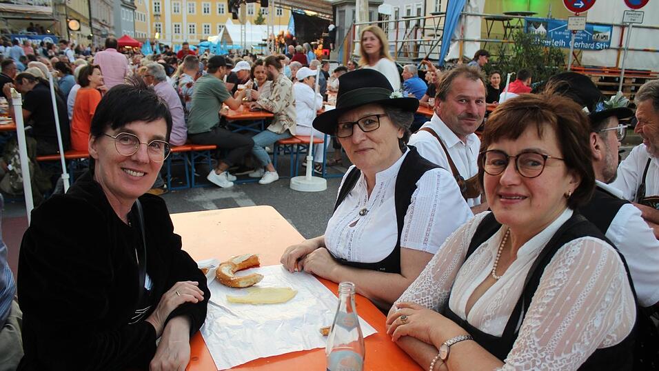 Viele Landshuter genossen ihren Freitagabend auf dem Bismarckplatzfest.