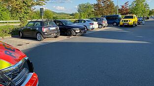 Auf dem Parkplatz eines Supermarktes in Cham-Janahof verlor ein Biker die Kontrolle über sein Motorrad.