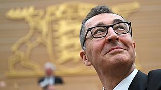 Özdemir gewann nach einer Aufholjagd die Landtagswahl - sehr knapp. Özdemir gewann nach einer Aufholjagd die Landtagswahl - sehr knapp.