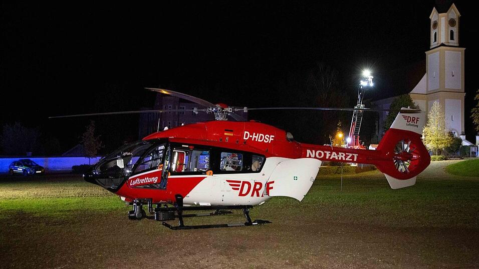 Schwerer Unfall am Dienstag kurz vor Mitternacht in Mengkofen (Kreis Dingolfing-Landau). Auch ein Rettungshubschrauber musste zur Unfallstelle beordert werden.