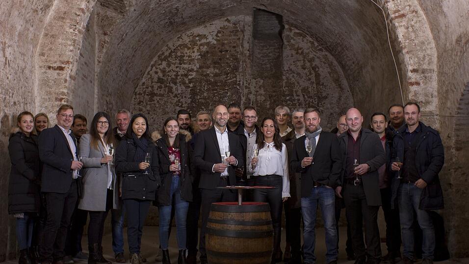 Traditionsbewusst: Der Verein 'B&uuml;rger f&uuml;r B&uuml;rger' w&auml;hlte als Gr&uuml;ndungsort den ehemaligen Klosterkeller von Dingolfing. Hier die Gr&uuml;ndungsmitglieder mit ihrem neu gew&auml;hlten Vorstandschaft und den Beir&auml;ten.