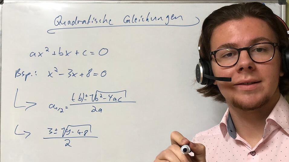 Louis bewältigt Abistress und Nachhilfe übers Internet gleichzeitig.