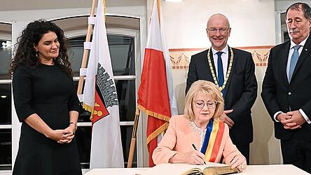 Im Beisein von Oberb&uuml;rgermeister Alexander Putz trugen sich Ramona Chiriac, Repr&auml;sentantin der EU, B&uuml;rgermeisterin Astrid Fodor und Minister Sergiu Nistor ins Goldene Buch der Stadt Landshut ein.