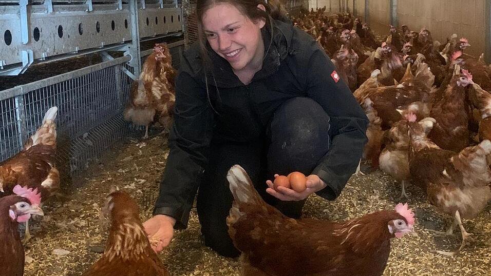 Auf Ihre 'Mädels' achtet die Meisterin für Tierwirtschaft Monika Hofmann mit Argusaugen. Auf Ihre 'Mädels' achtet die Meisterin für Tierwirtschaft Monika Hofmann mit Argusaugen.