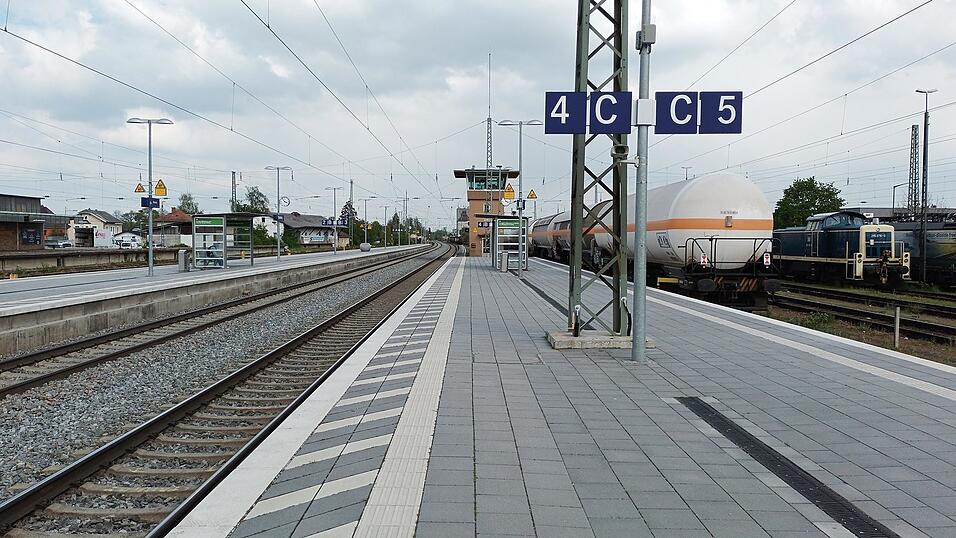 Im Zuge der Streckensanierung im zweiten Halbjahr 2026 wird auch der Bahnsteig C in Straubing verlängert. Das Stellwerk, das derzeit noch im Weg steht, wird abgerissen und durch ein elektronisches Stellwerk außerhalb der Bahngleise ersetzt. Im Zuge der Streckensanierung im zweiten Halbjahr 2026 wird auch der Bahnsteig C in Straubing verlängert. Das Stellwerk, das derzeit noch im Weg steht, wird abgerissen und durch ein elektronisches Stellwerk außerhalb der Bahngleise ersetzt.