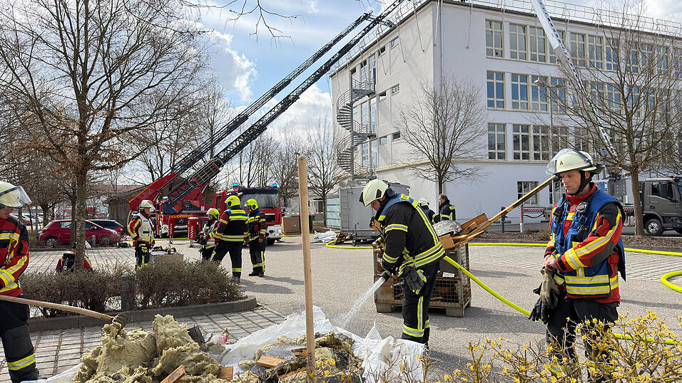 Das angeschmorte D&auml;mmmaterial wurde vom Dach transportiert und abgel&ouml;scht.