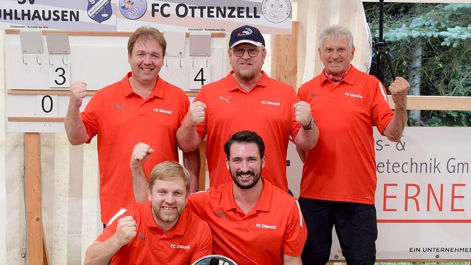 Der FC Ottenzell ist mit einem 10:0 gegen den SV M&uuml;hlhausen ins Viertelfinale der Bundesliga gest&uuml;rmt; im Bild Manuel Schmid und Thomas Baumgartner (vorne von links), Albert K&ouml;nig, Ewald Schmid und Willi Klingseisen (hinten von links).