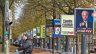 Ein Blick auf die Wahlplakate von 26 der 27 politischen Parteien vorbei, die an diesem Mittwoch bei der Parlamentswahl teilnehmen. Ein Blick auf die Wahlplakate von 26 der 27 politischen Parteien vorbei, die an diesem Mittwoch bei der Parlamentswahl teilnehmen.