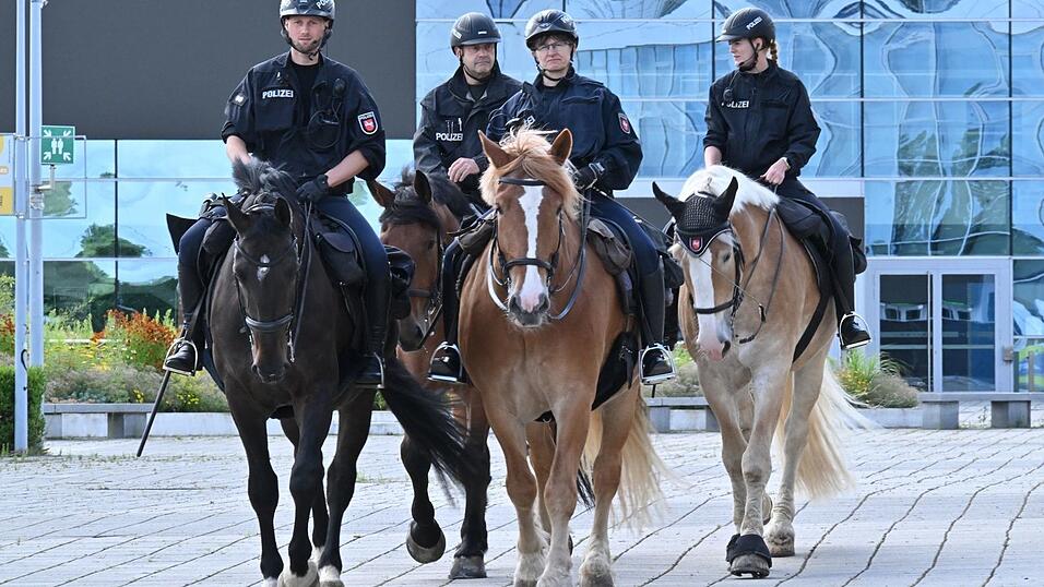 Polizei ist mit Pferden, Wasserwerfern und einer Reihe von Spezialteams im Einsatz. Polizei ist mit Pferden, Wasserwerfern und einer Reihe von Spezialteams im Einsatz.
