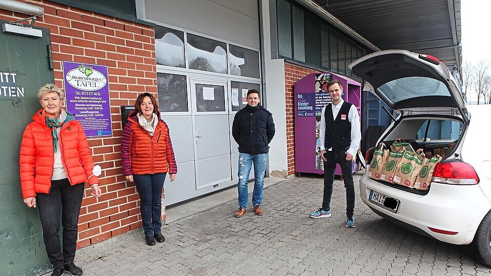 Die ehrenamtlichen Mitarbeiter der Tafel um Leiterin Gerti Weinzierl (l.) freuten sich &uuml;ber eine Spende der Kunden von Rewe in Ergoldsbach (vertreten durch Filialleiter Enrico Lomb, r.) und der Realschule Neufahrn (vertreten durch Dominik Bauerfeind, Mitarbeiter der Schulleitung).