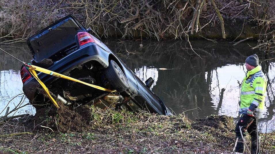 Bei Eberspoint ist ein Auto samt Insassen in die Vils gestürzt. Einsatzkräfte mussten das Fahrzeug später bergen.