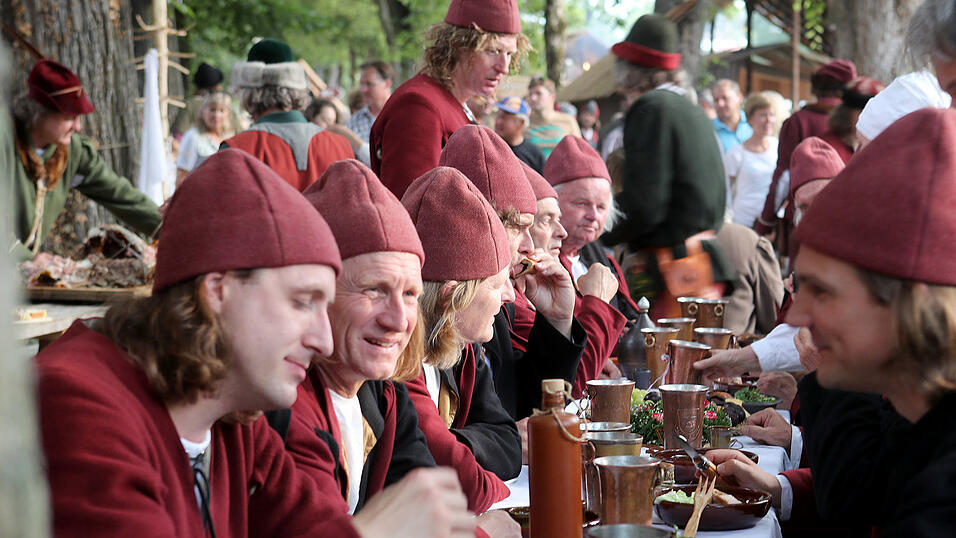 Zur Geselligkeit auf der Landshuter Hochzeit gehörte auf jeden Fall ein guter Humpen Wein. Ob auch Bier ausgeschenkt wurde, ist nicht überliefert. Sicher ist aber, dass die Brauereien in Landshut damals schon ein gutes Geschäft machten. Zur Geselligkeit auf der Landshuter Hochzeit gehörte auf jeden Fall ein guter Humpen Wein. Ob auch Bier ausgeschenkt wurde, ist nicht überliefert. Sicher ist aber, dass die Brauereien in Landshut damals schon ein gutes Geschäft machten.