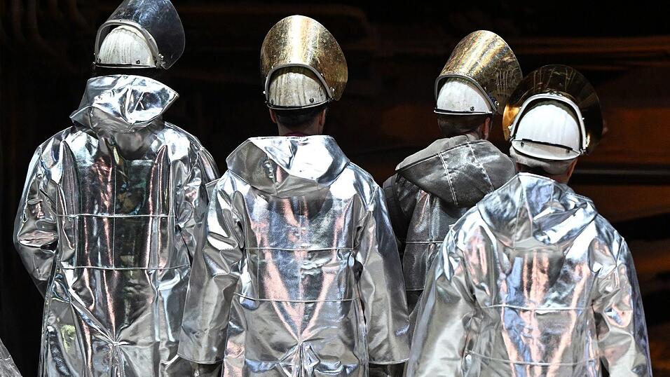 Die Mitglieder der IG Metall bei Thyssenkrupp Steel haben mit großer Mehrheit für einen Sanierungstarifvertrag gestimmt. Er sieht auch massive Lohnkürzungen vor. (Archivbild)