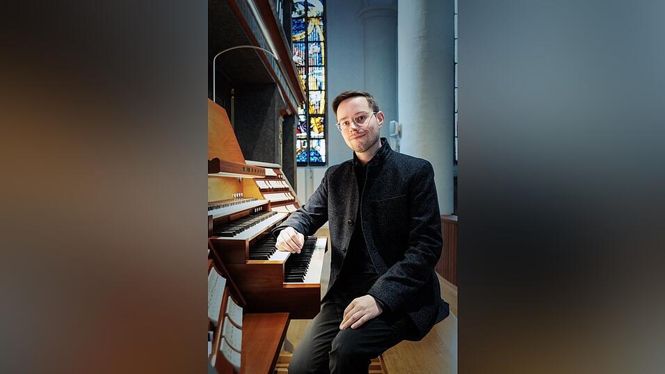 Martin Gregorius an der Orgel der Basilika St. Jakob.