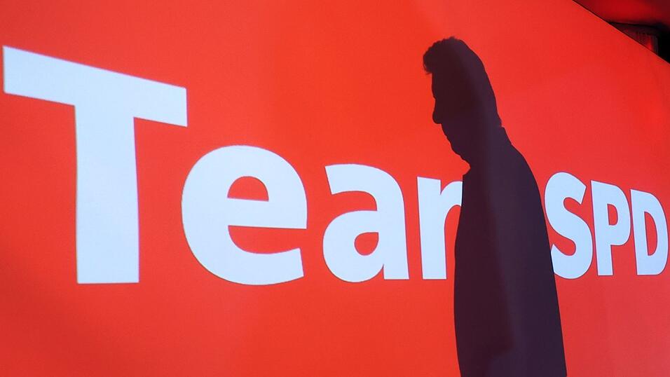 Am Abend der Wahlniederlage f&auml;llt Dieter Reiters Schatten auf den Wahlslogan &laquo;Team SPD&raquo;. Aus dem Schriftzug wird &laquo;Tear SPD&raquo; - Tr&auml;ne. (Archivfoto)