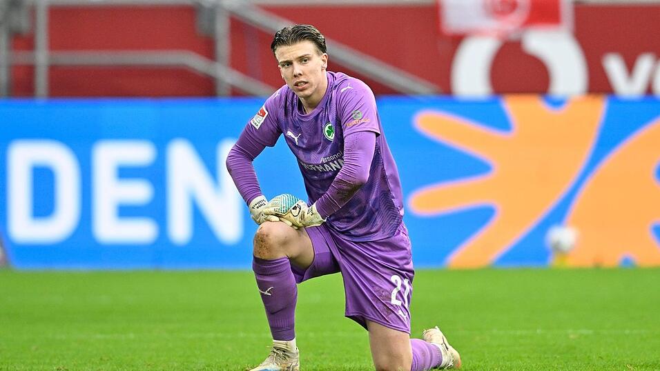 Der von RB Leipzig ausgeliehene Torh&uuml;ter Timo Schlieck k&auml;mpft derzeit mit F&uuml;rth noch um den Klassenerhalt. (Archivbild)