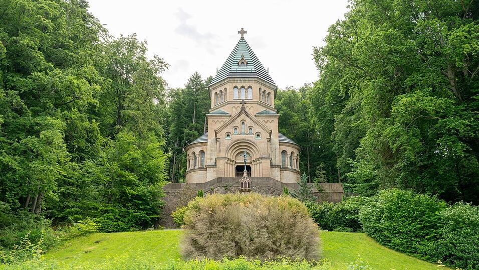 Die Votivkapelle am Ufer des Starnberger Sees wurde in Erinnerung an den «Märchenkönig» nach seinem Tod erbaut. Die Votivkapelle am Ufer des Starnberger Sees wurde in Erinnerung an den «Märchenkönig» nach seinem Tod erbaut.