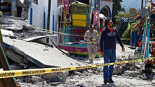 Feuerwehrleute untersuchten das durch eine Feuerwerksexplosion zerstörte Gebiet. Feuerwehrleute untersuchten das durch eine Feuerwerksexplosion zerstörte Gebiet.