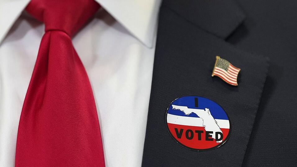Trump trug nach der Stimmabgabe einen Aufkleber mit dem Wort «voted» (abgestimmt). Trump trug nach der Stimmabgabe einen Aufkleber mit dem Wort «voted» (abgestimmt).