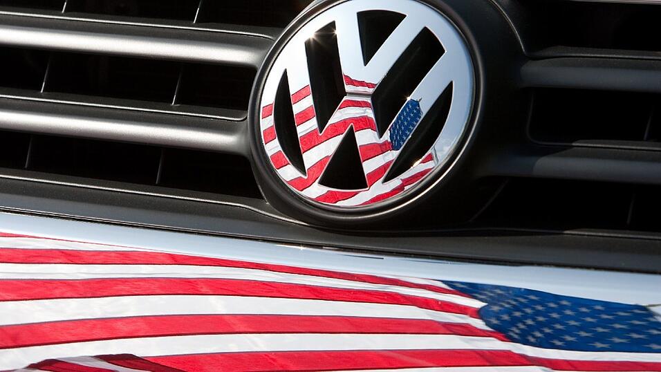 Die US-Regierung hat im Abgas-Skandal Klage gegen Volkswagen eingereicht. Dem Konzern werden der Einsatz von Betrugssoftware und Verstöße gegen das Luftreinhaltegesetz 'Clean Air Act' vorgeworfen, wie das Justizministerium am Montagabend in Washington mitteilte. Die US-Regierung hat im Abgas-Skandal Klage gegen Volkswagen eingereicht. Dem Konzern werden der Einsatz von Betrugssoftware und Verstöße gegen das Luftreinhaltegesetz 'Clean Air Act' vorgeworfen, wie das Justizministerium am Montagabend in Washington mitteilte.