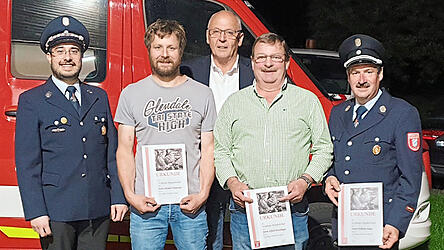 Vorstand Daniel Poiger, der geehrte Michael Vielreicher, Bürgermeister Max Dietl sowie die geehrten Alfred Attenberger und Kommandant Wilhelm Poiger (v.l.).