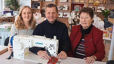 Tochter Lena, Vater Robert und Oma Christa Bernkopf bilden mit einer Mitarbeiterin und Mechanikern, die als Subunternehmer im Außendienst tätig sind, das Team hinter Nähmaschinen Bernkopf in Landau.