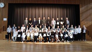 Die Pr&uuml;fungsbesten der Berufsschule 1 mit den Ehreng&auml;sten der Abschlussfeier