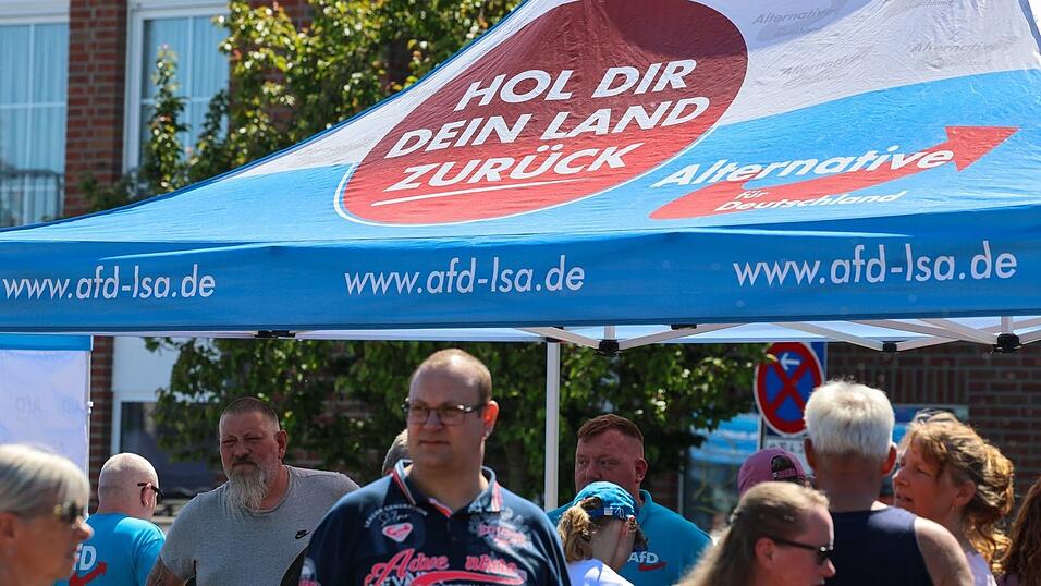 «Hol dir dein Land zurück», steht auf dem Schirm am Stand. Auf den Straßen in Sachsen-Anhalt hat die AfD inzwischen eine Menge Land erobert. «Hol dir dein Land zurück», steht auf dem Schirm am Stand. Auf den Straßen in Sachsen-Anhalt hat die AfD inzwischen eine Menge Land erobert.